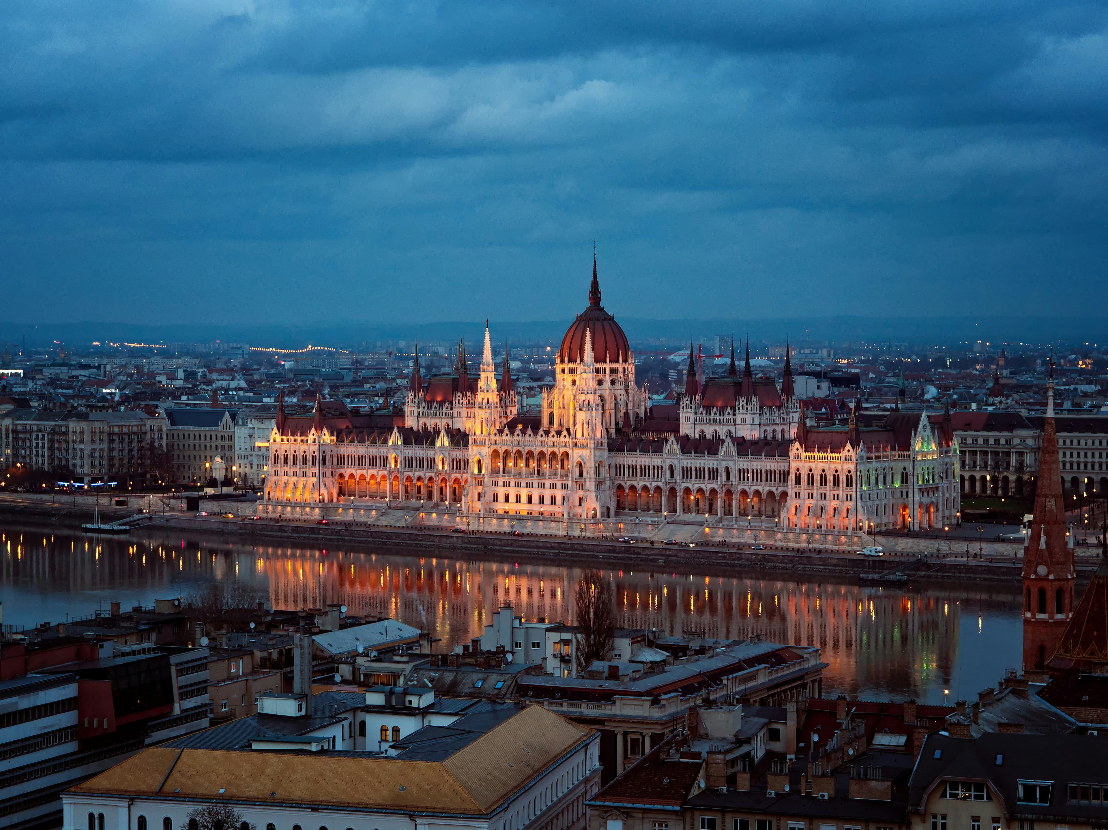 Donaupromenade bei Nacht