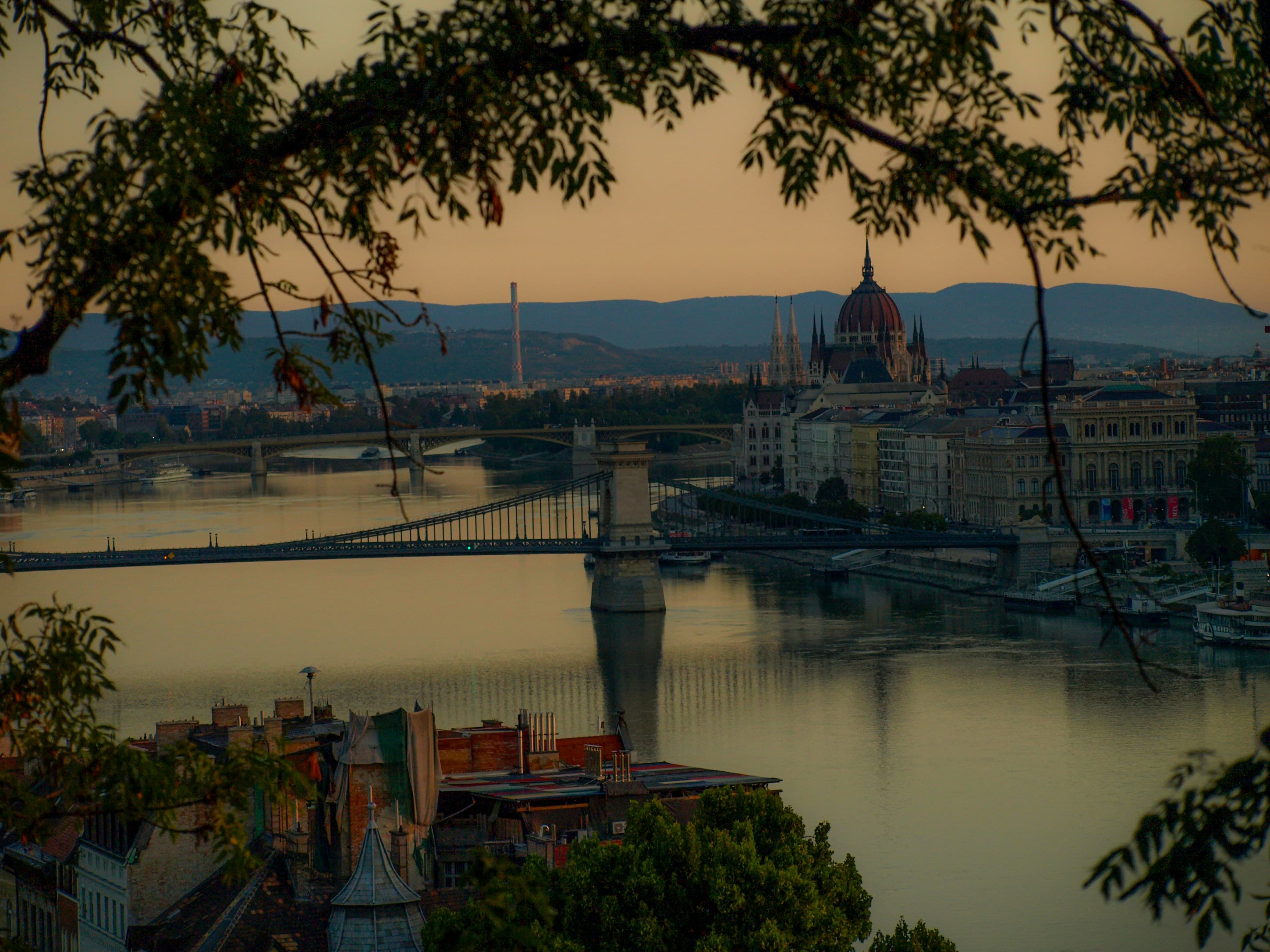 Sonnenaufgang über der Kettenbrücke in Budapest