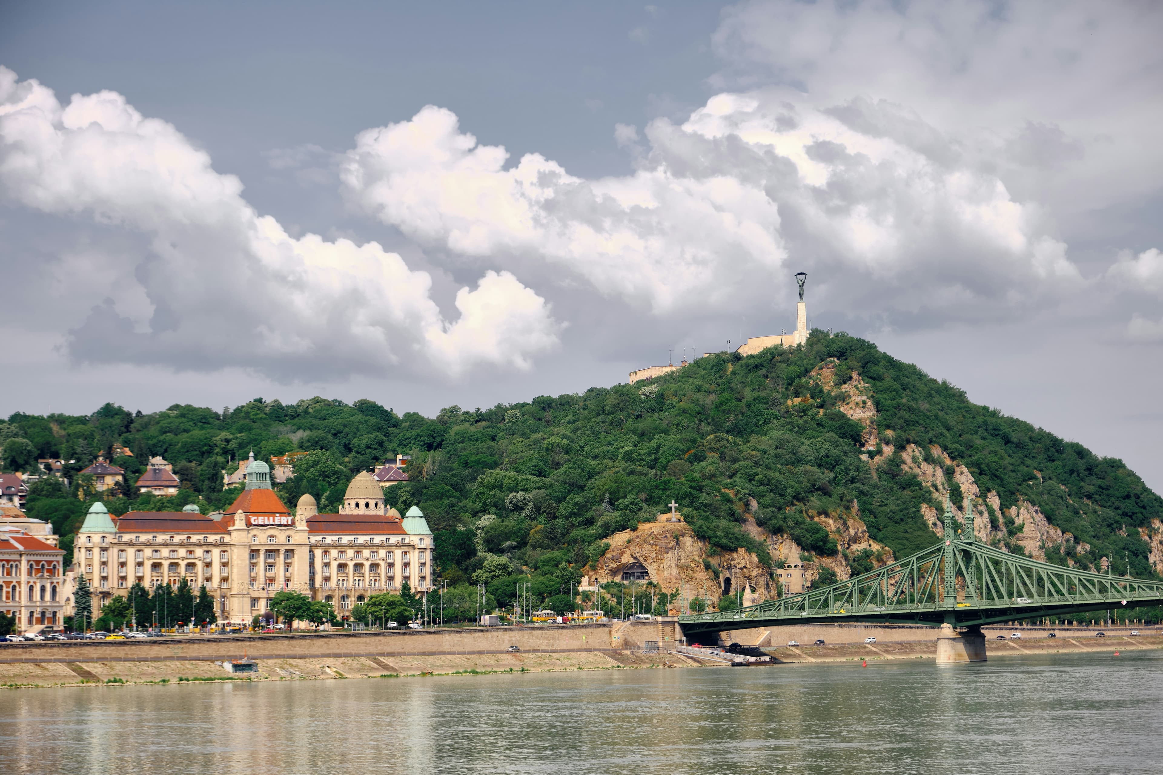 Panoramablick auf Budapest und die Donau mit Kettenbrücke