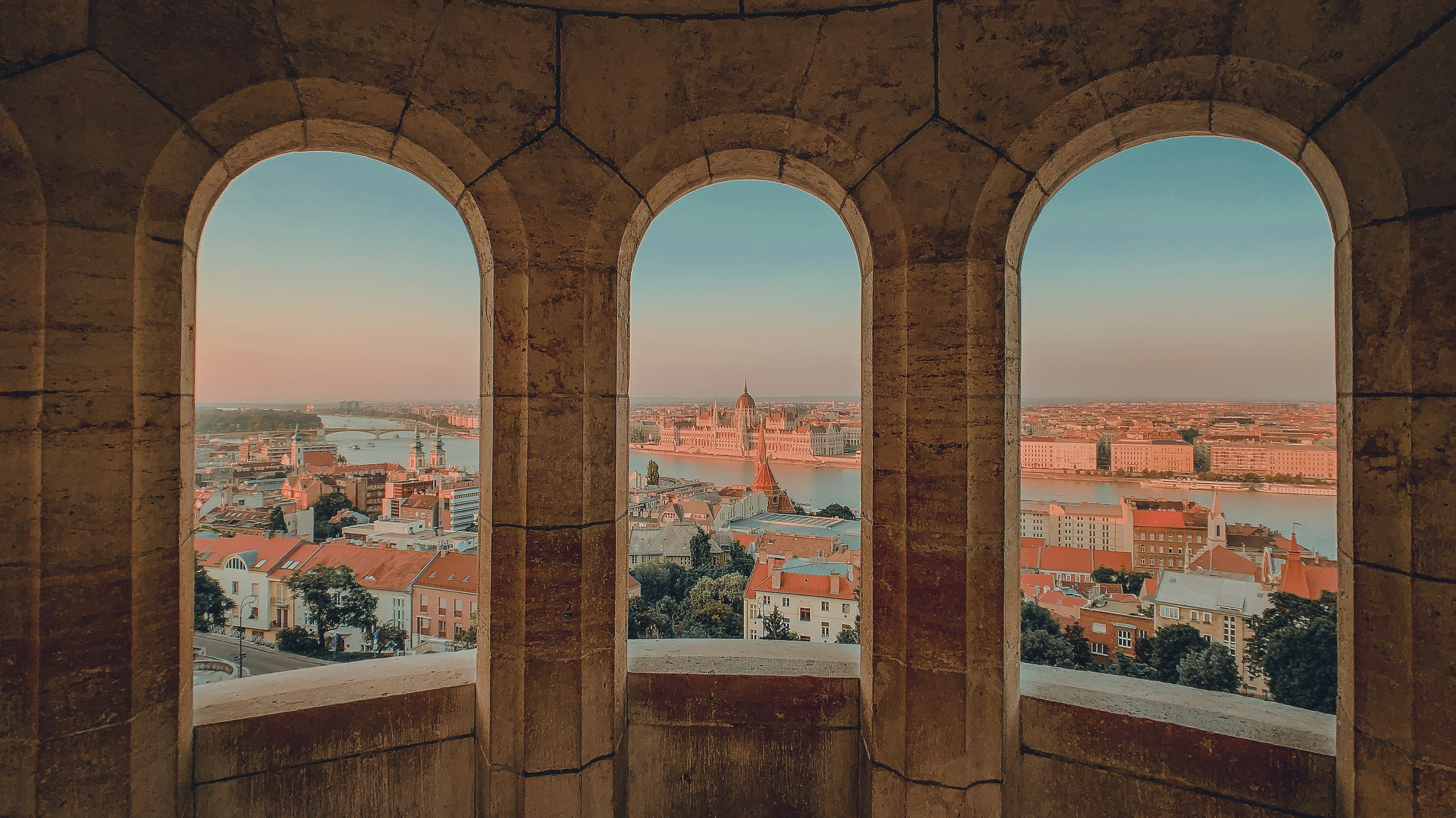 Wunderschöner Panoramablick auf Budapest bei Sonnenuntergang mit dem Parlamentsgebäude und der Kettenbrücke