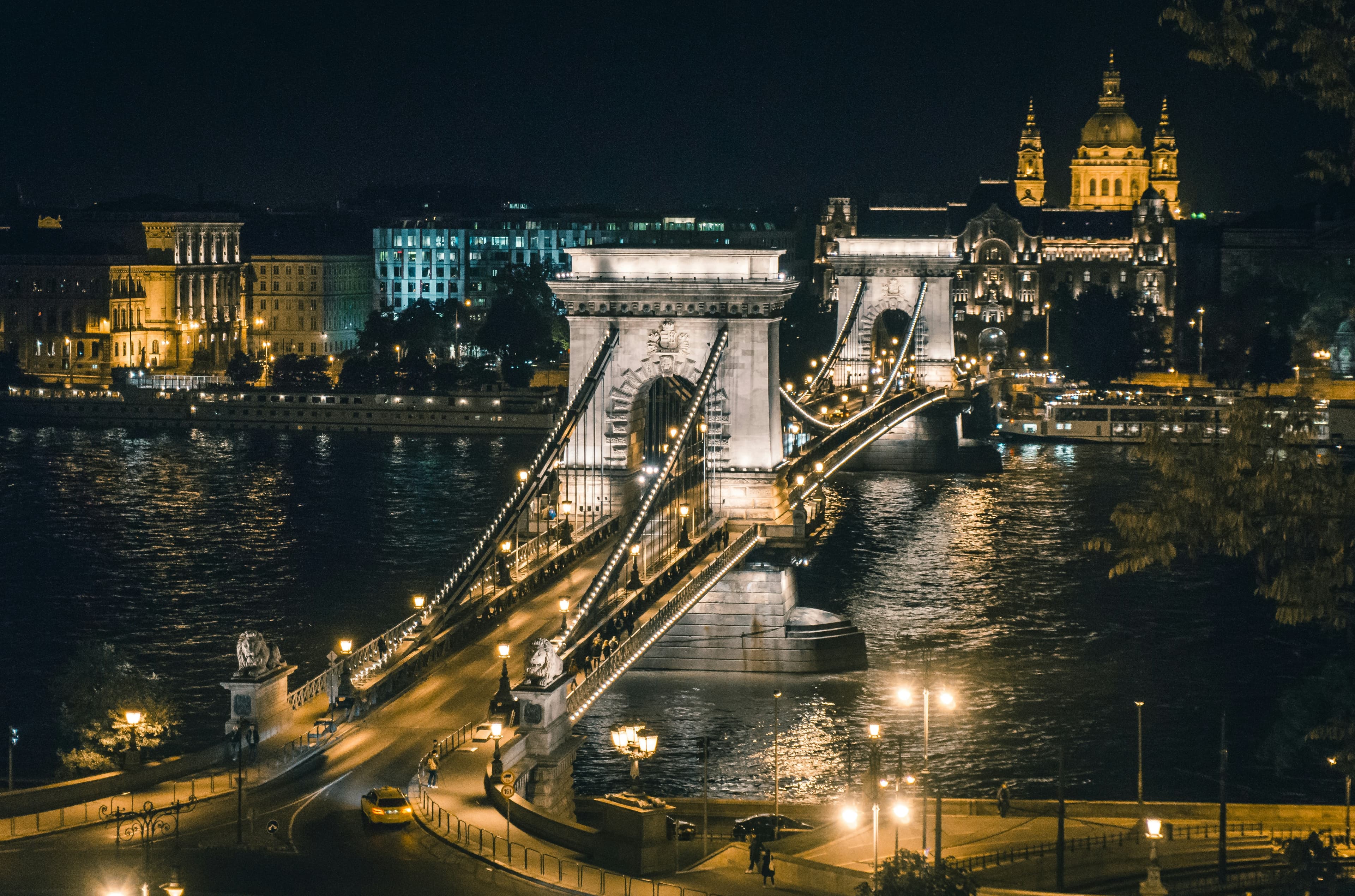 Spaziergang über die Kettenbrücke in Budapest mit Burgviertel im Hintergrund