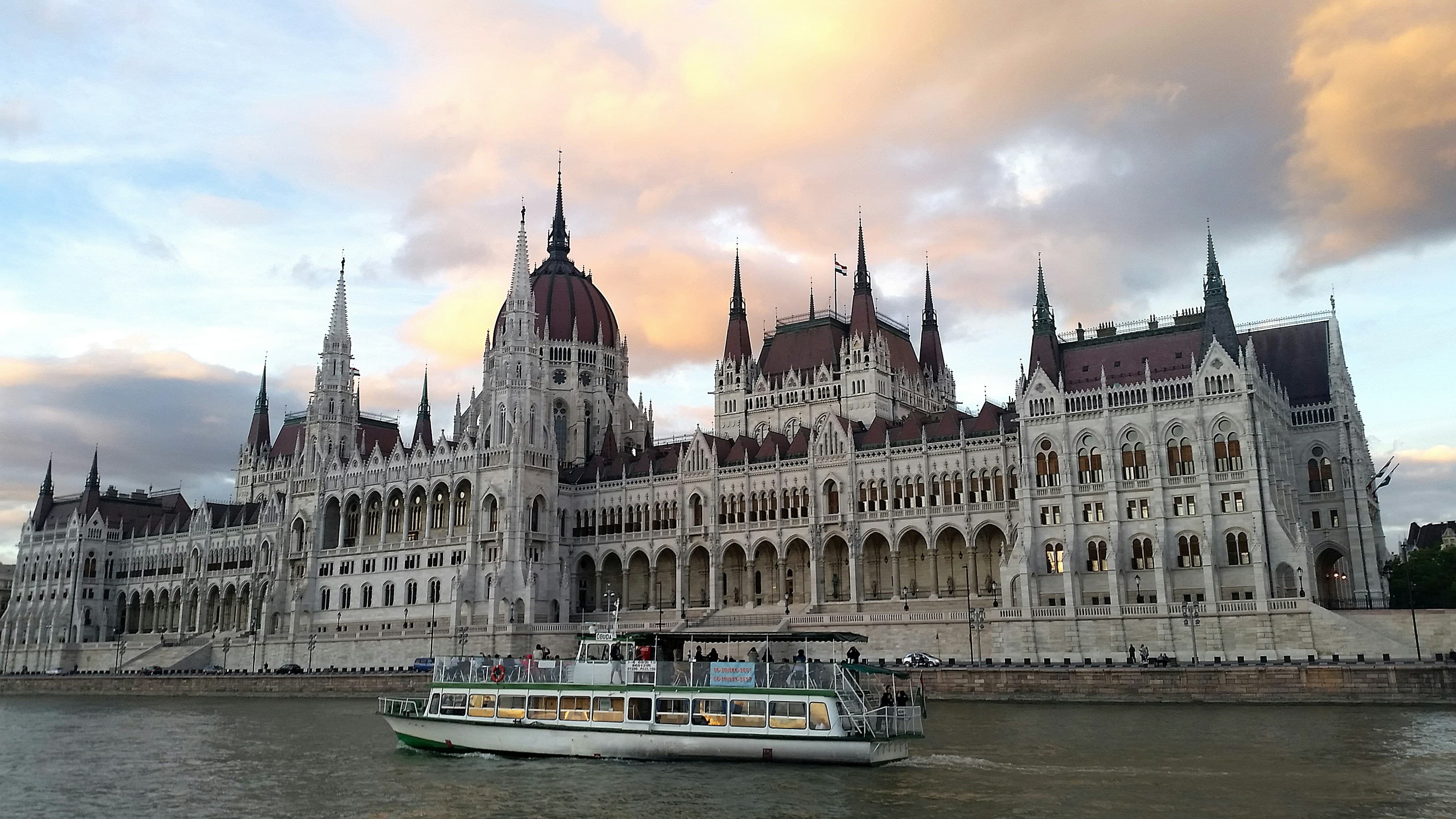 Donau-Kreuzfahrtschiff am Pester Ufer in Budapest