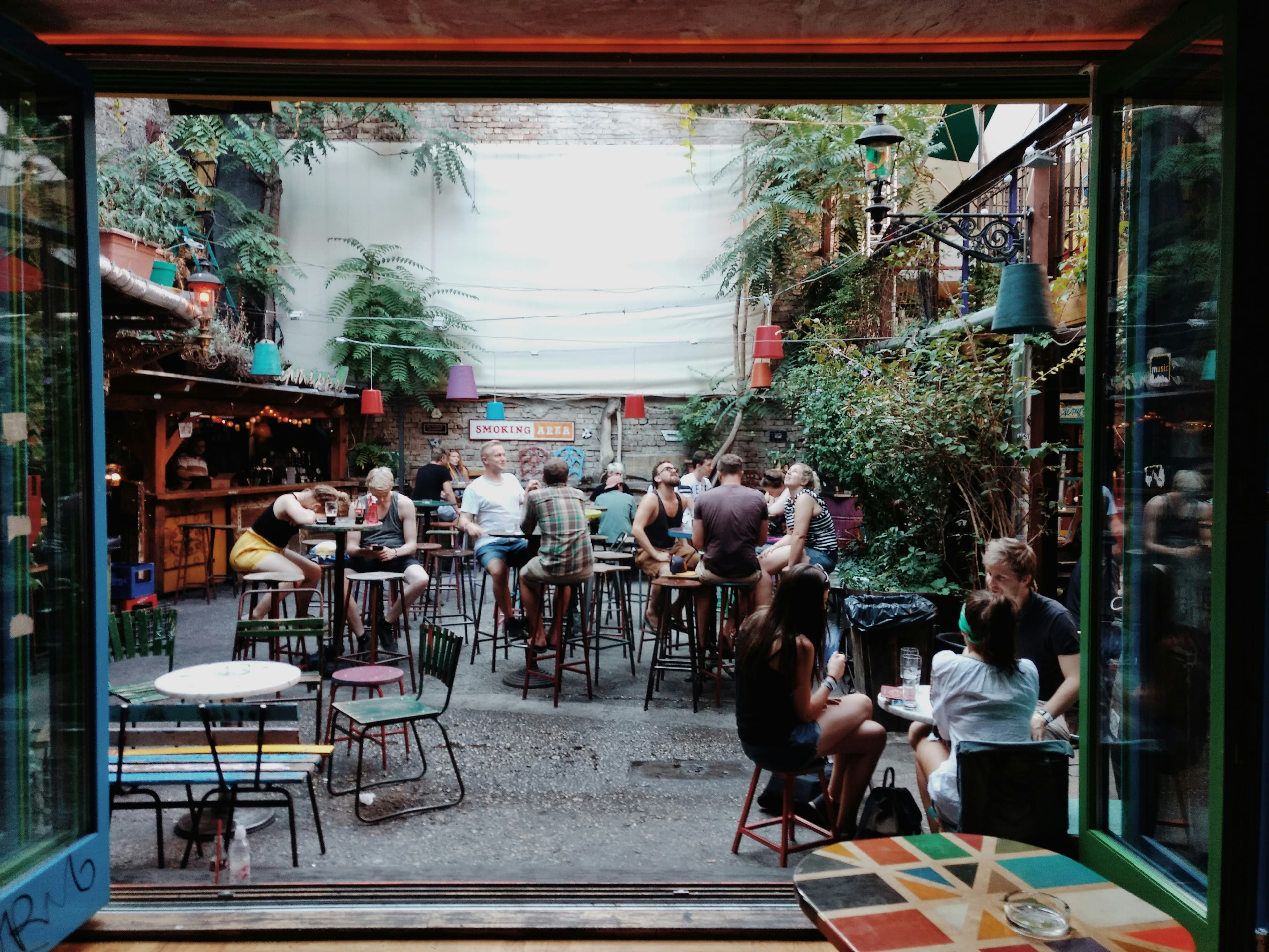 Versteckter Innenhof in Budapest mit Café