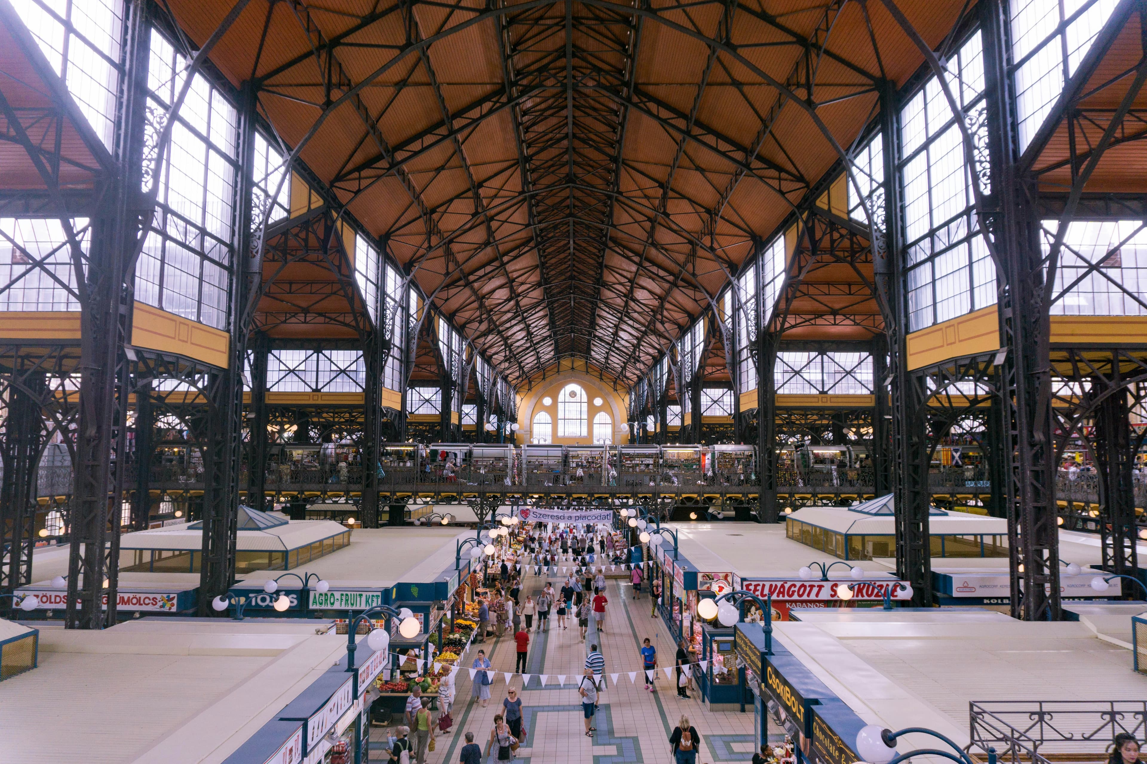Innenraum der Großen Markthalle (Vásárcsarnok) in Budapest