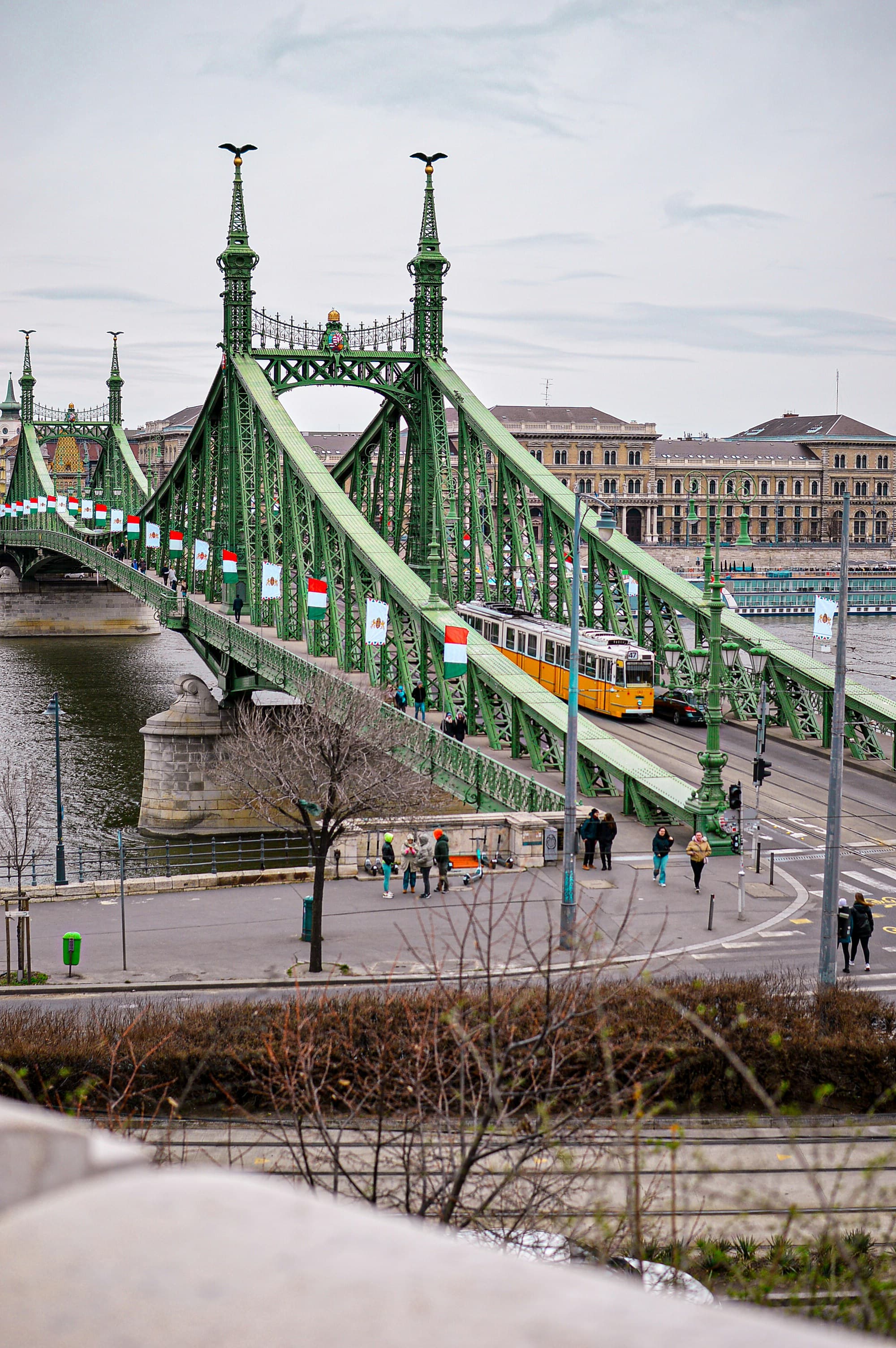 Fischerbastei mit Matthiaskirche im Burgviertel von Budapest