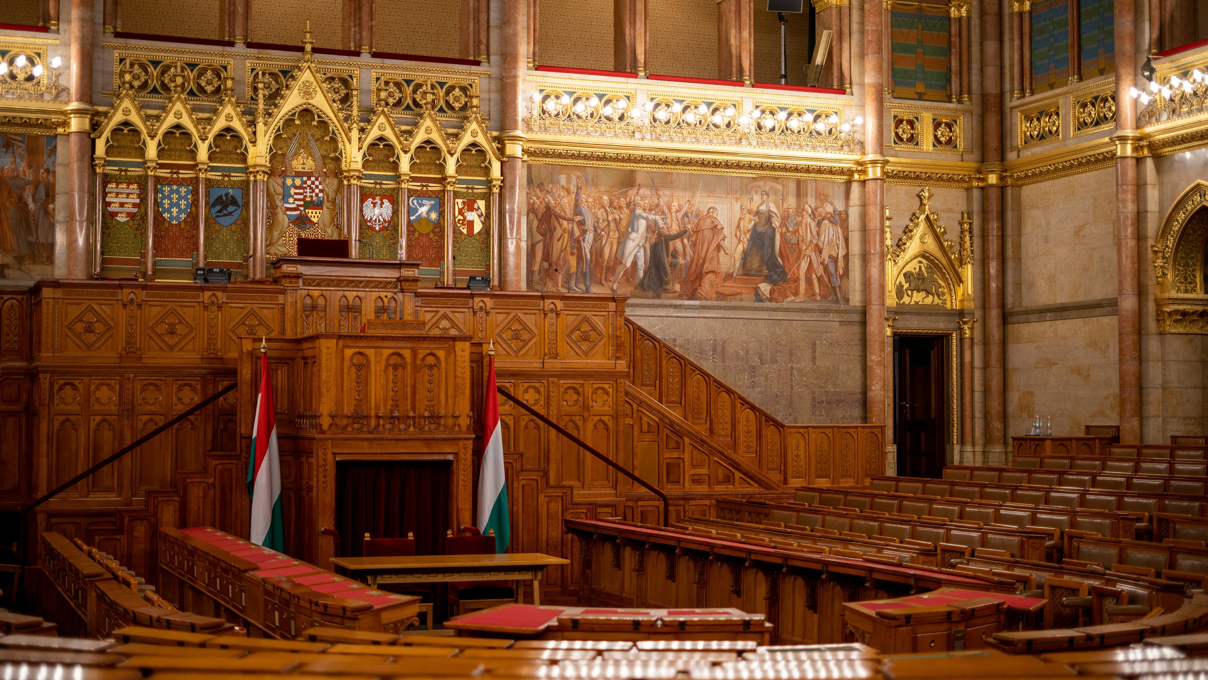 Kuppelsaal im Inneren des ungarischen Parlaments mit Krönungsinsignien
