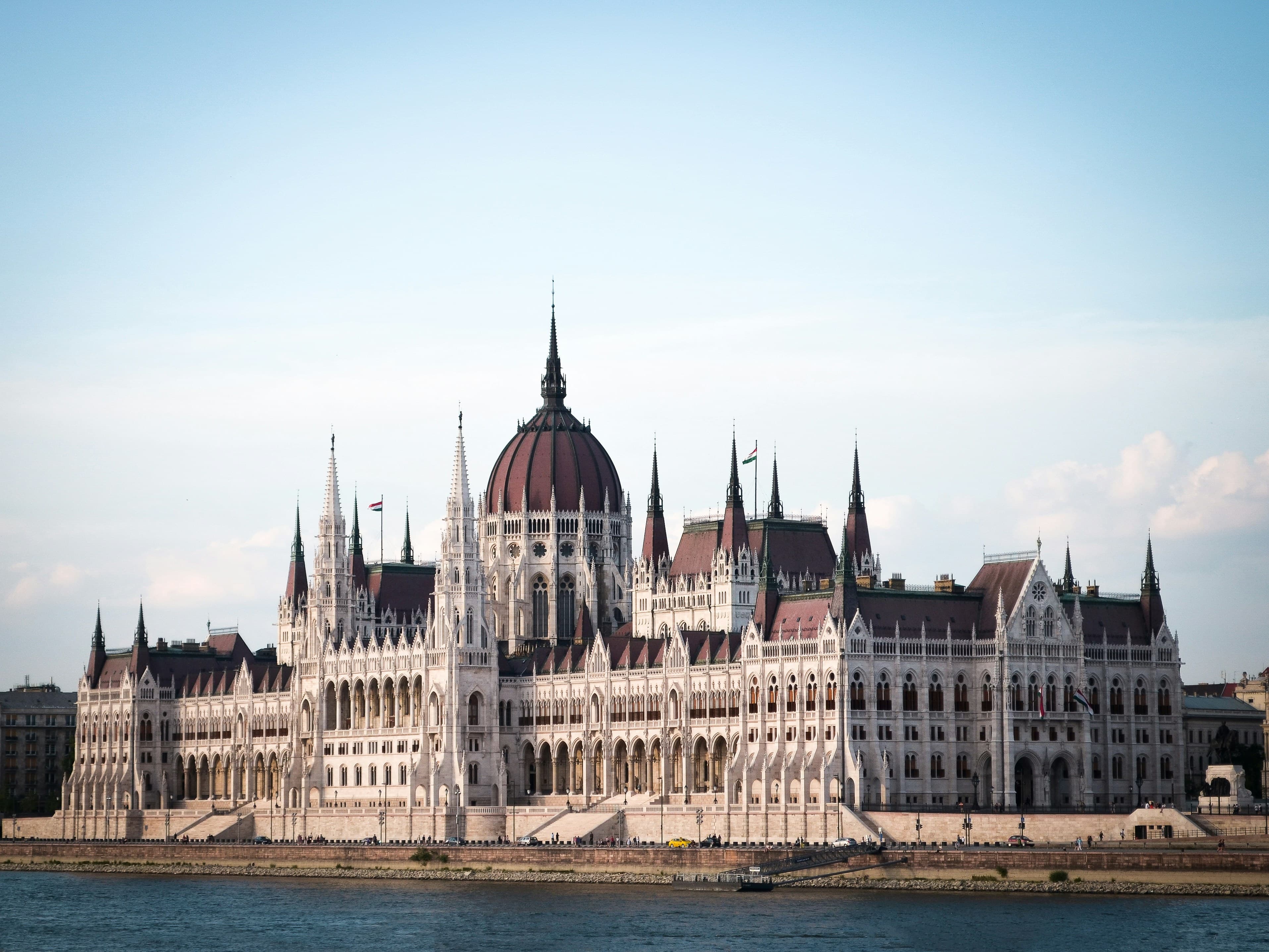 Außenansicht des ungarischen Parlamentsgebäudes in Budapest bei Tag