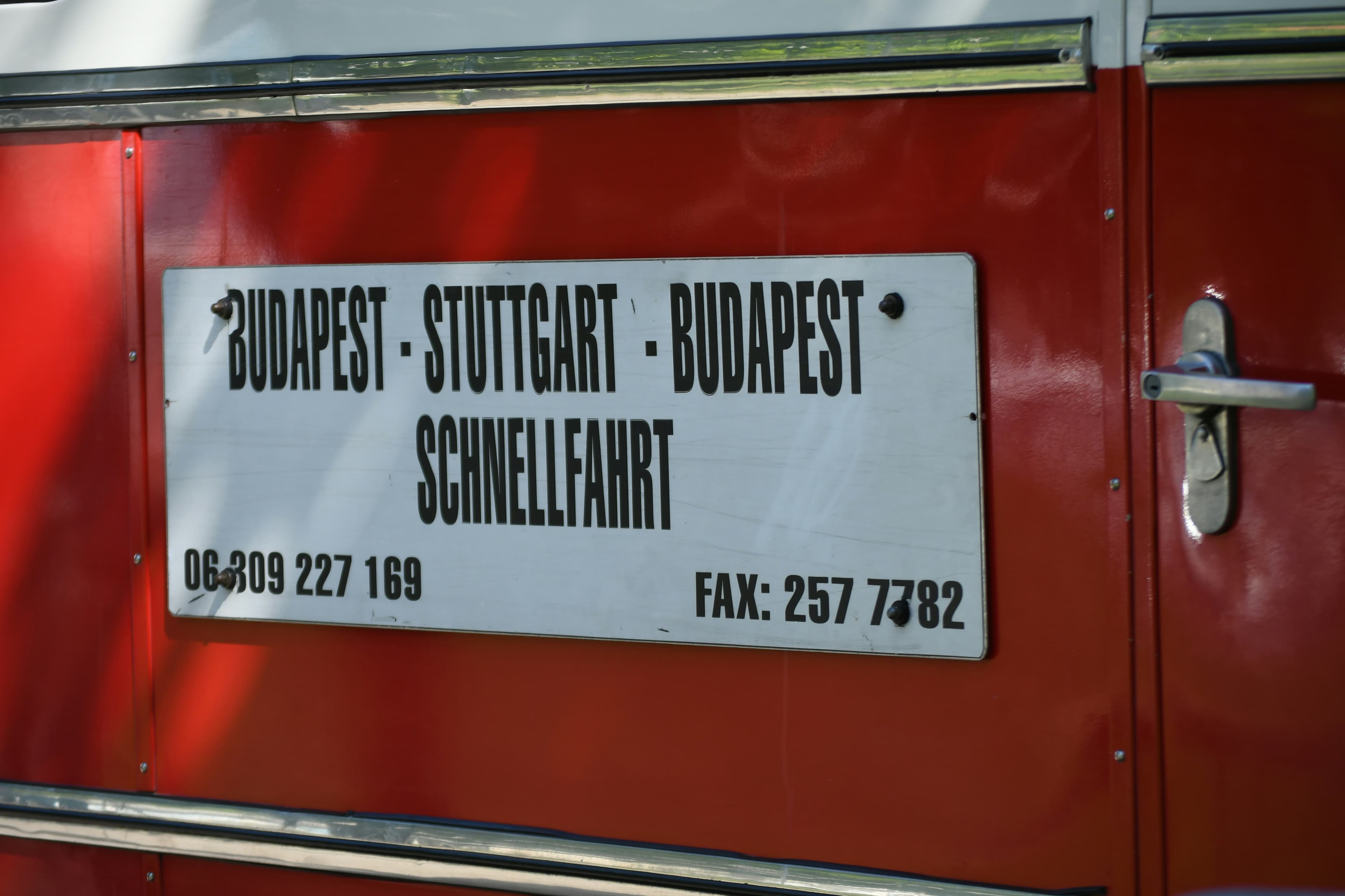 Roter Hop-on-Hop-off-Bus vor dem Parlament in Budapest