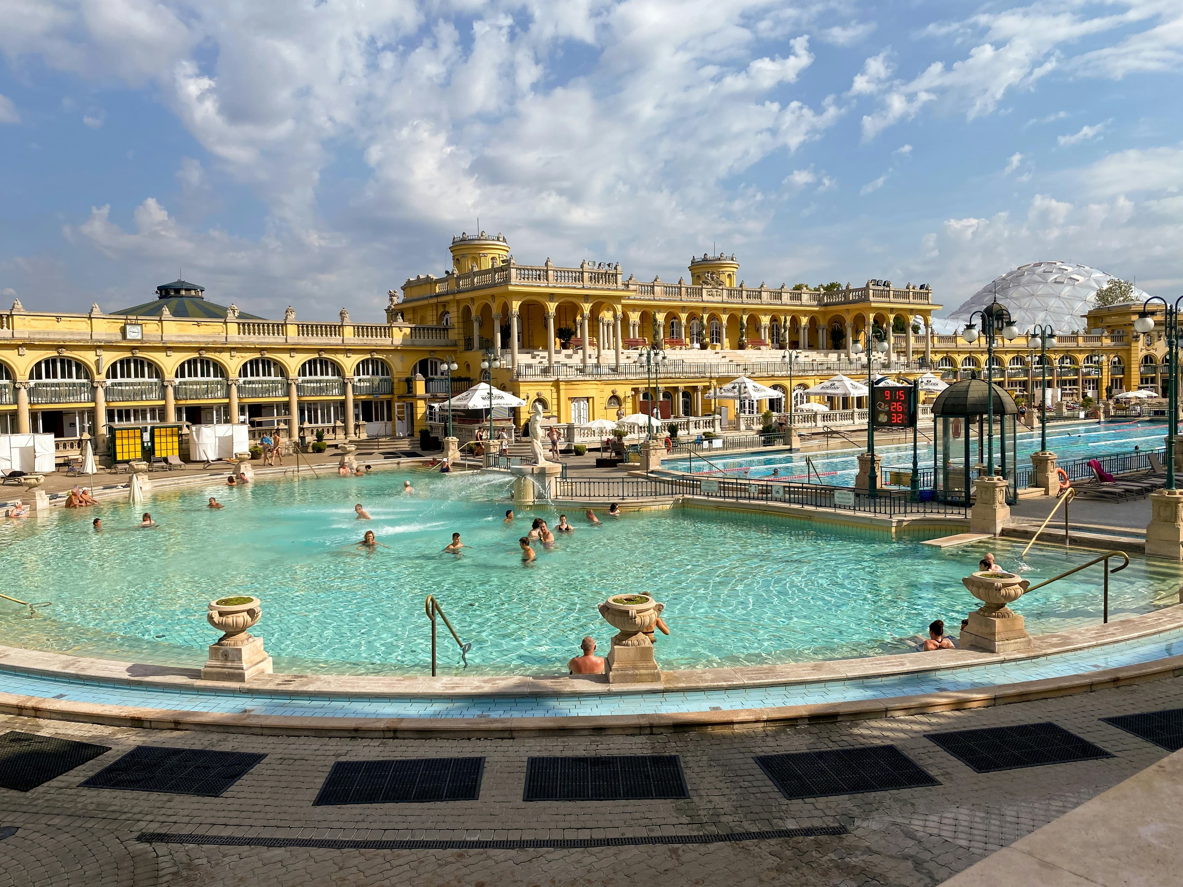 Außenbecken des Széchenyi-Bades in Budapest mit gelber Fassade