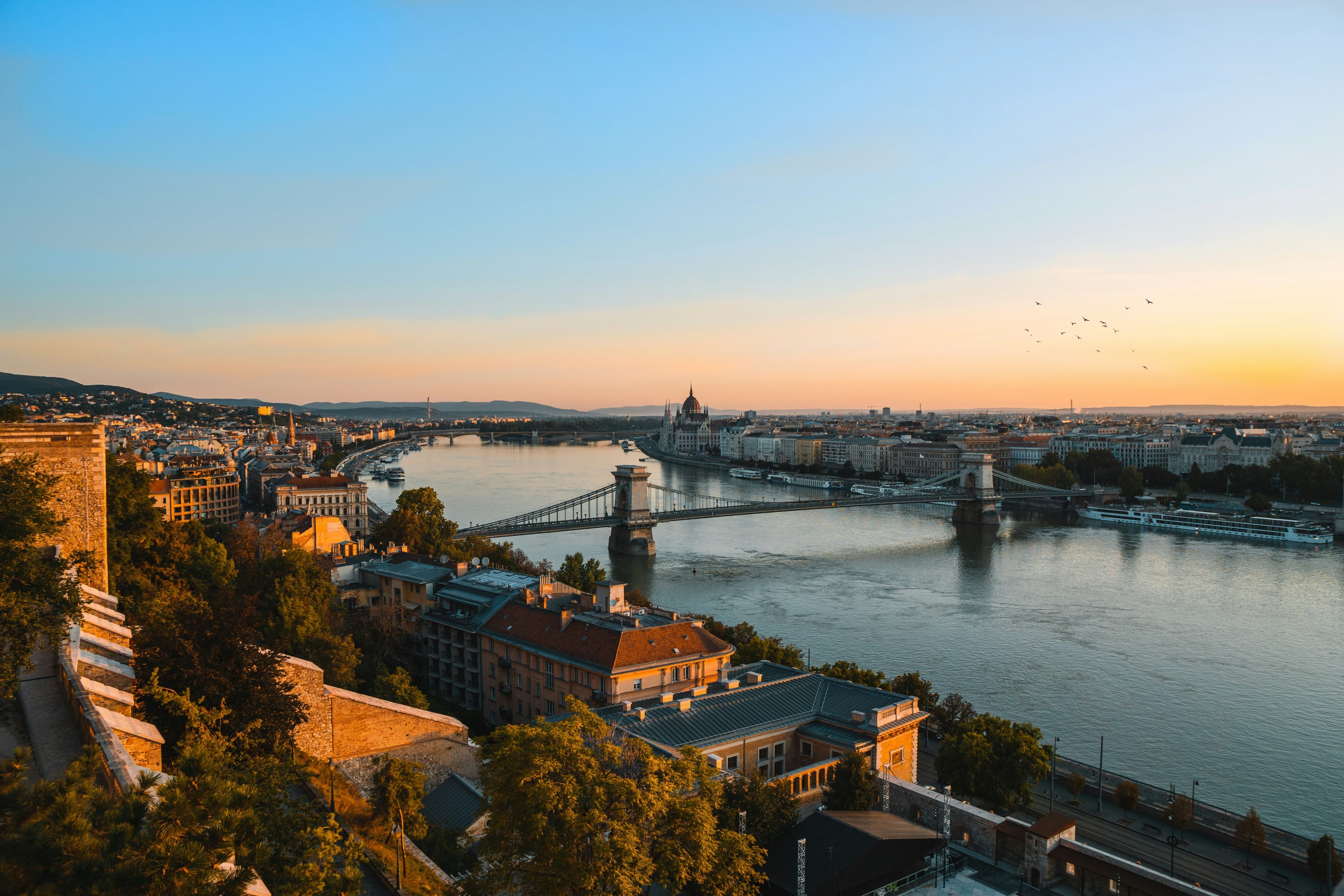 Brücke über die Donau in Budapest mit Blick auf das Parlament