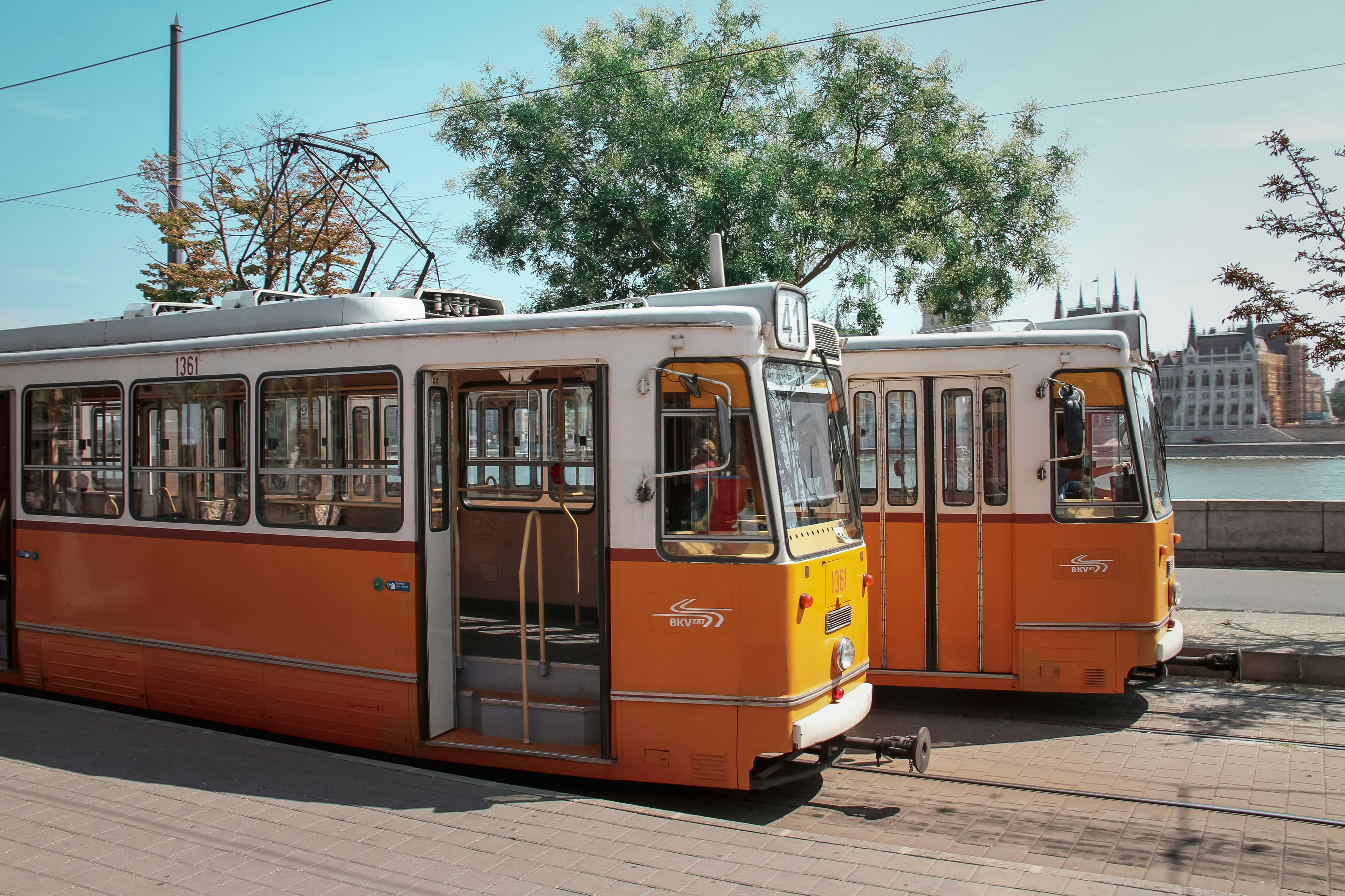 Gelbe Straßenbahn Linie 2 entlang der Donau in Budapest