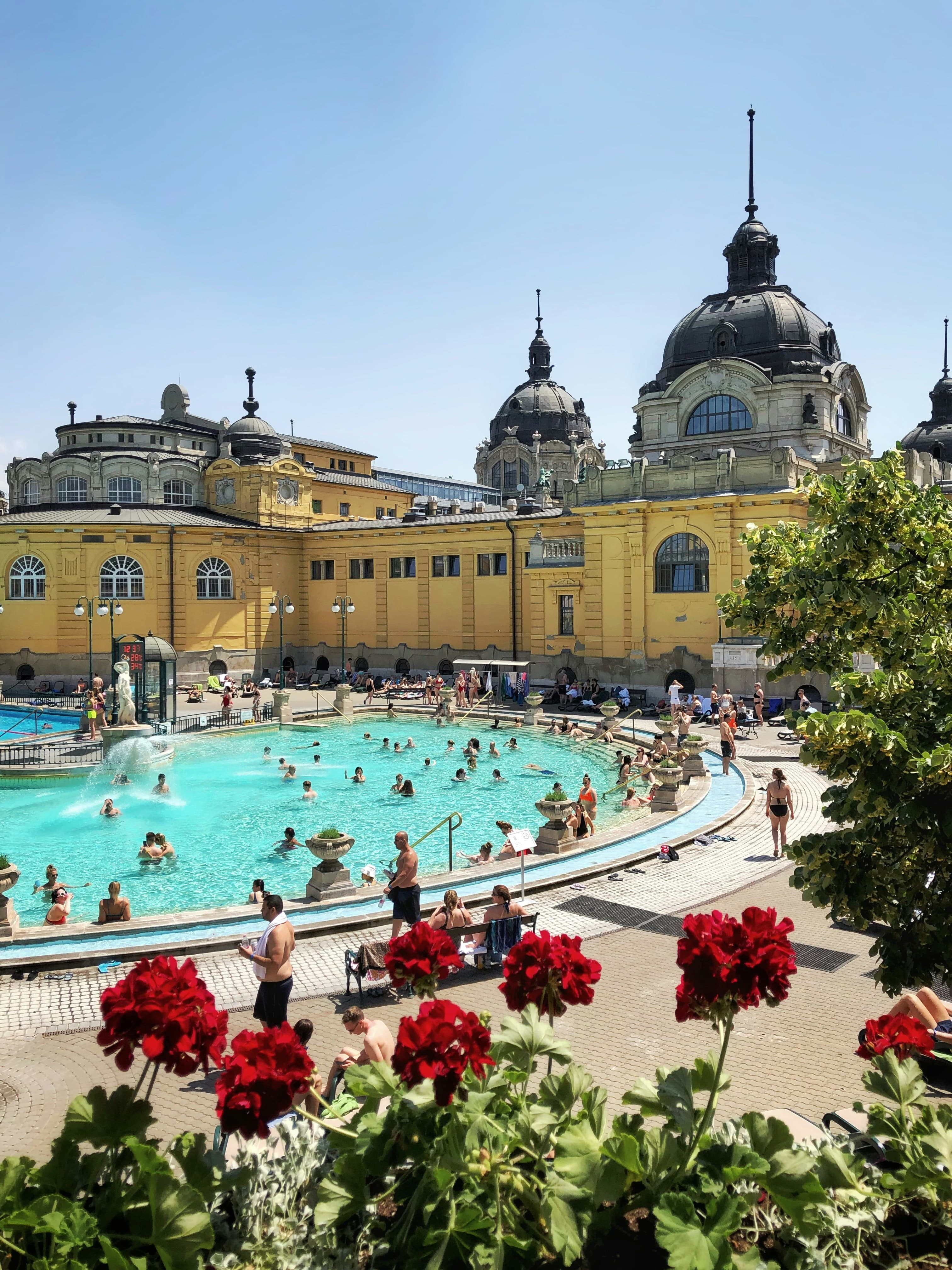 Innenraum des Gellért-Thermalbades in Budapest mit kunstvoller Jugendstil-Architektur, blauen Kacheln und gewölbter Glasdecke