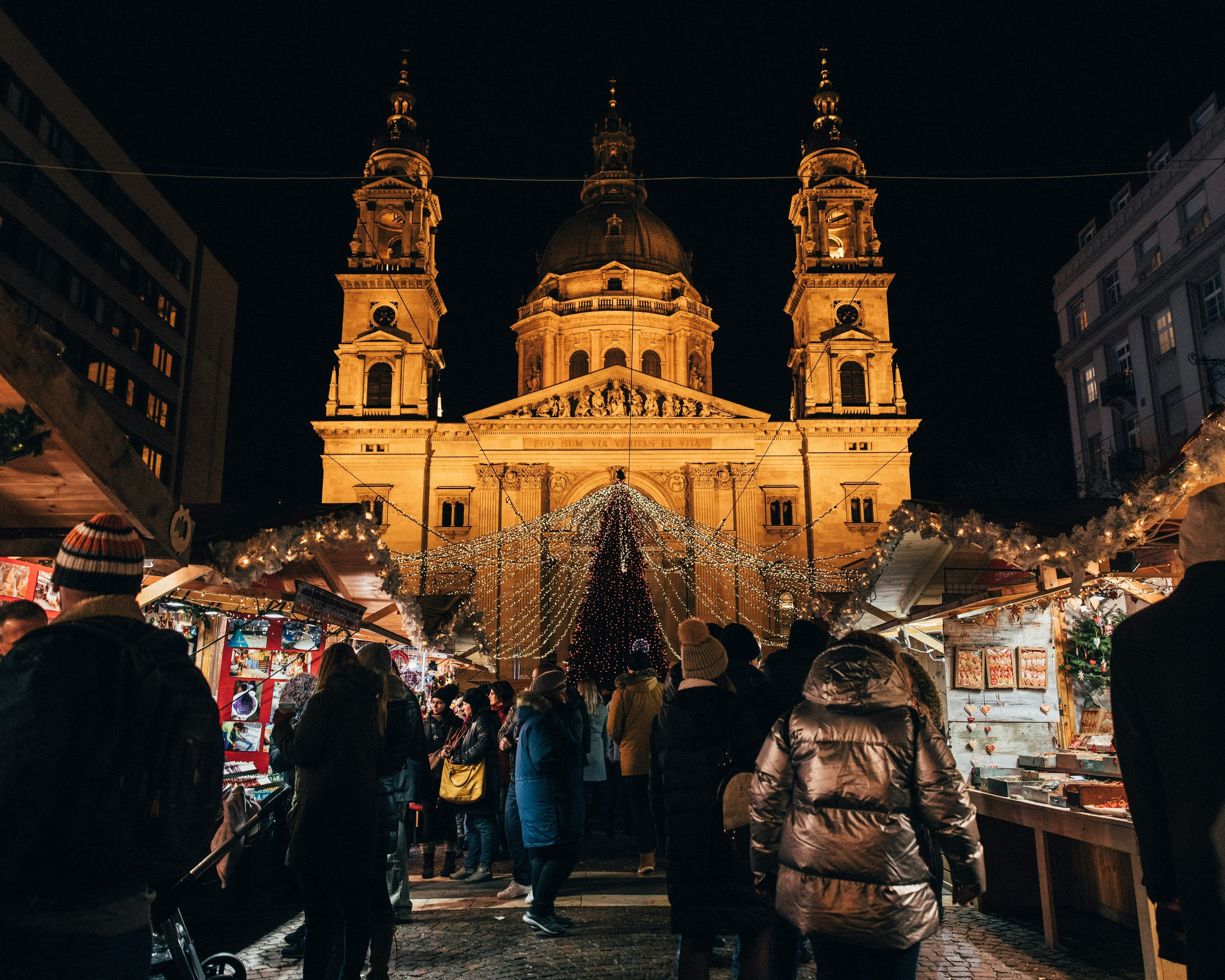Weihnachtsmarkt auf dem Vörösmarty-Platz in Budapest mit Lichtern