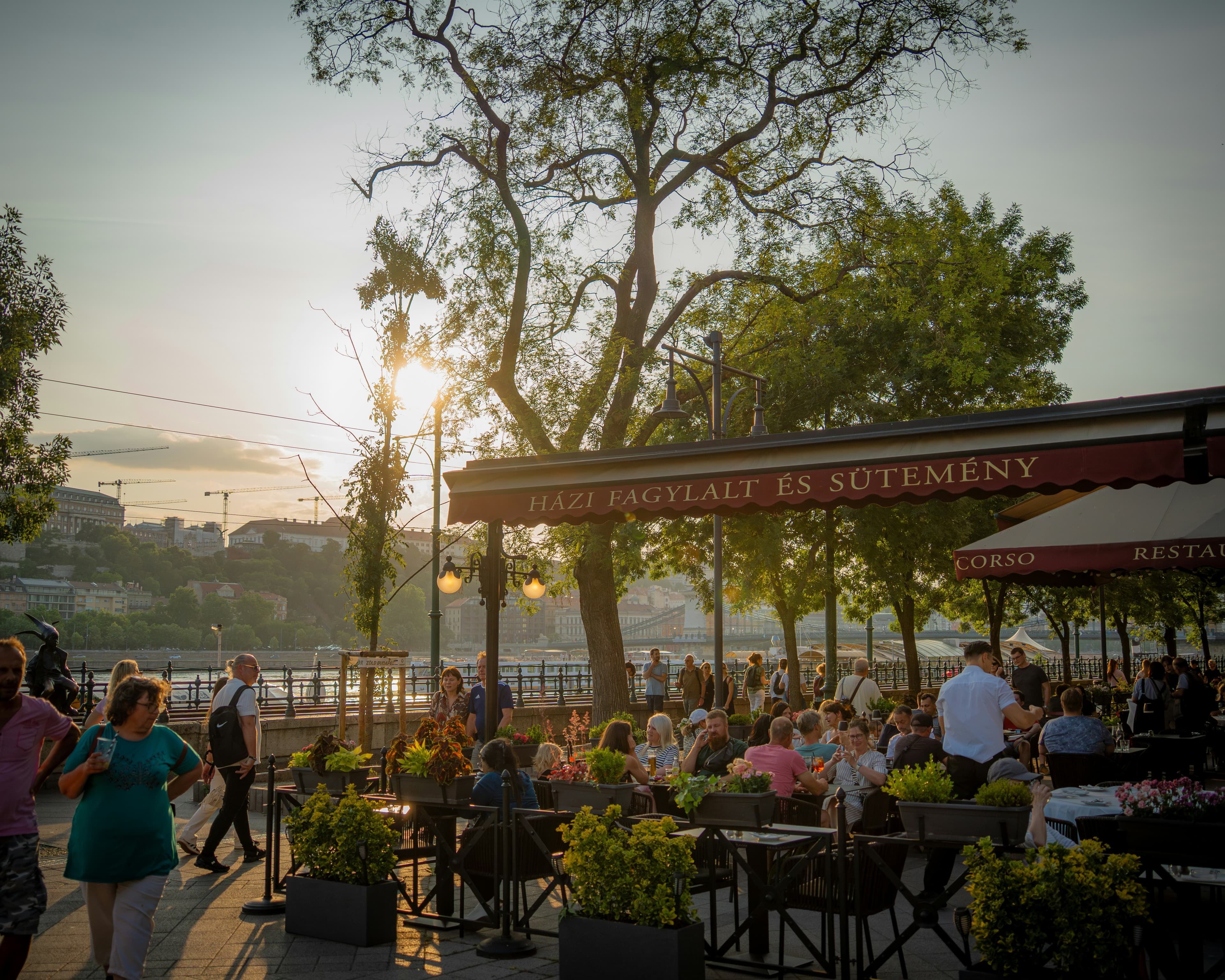 Café-Terrasse in der Budapester Innenstadt am Wochenende